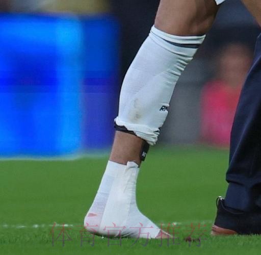阿斯:本泽马在训练中遭托比亚斯飞铲 右脚踝不适